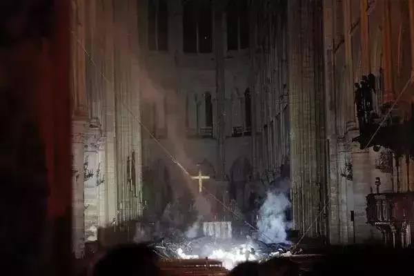 从巴黎圣母院大火2